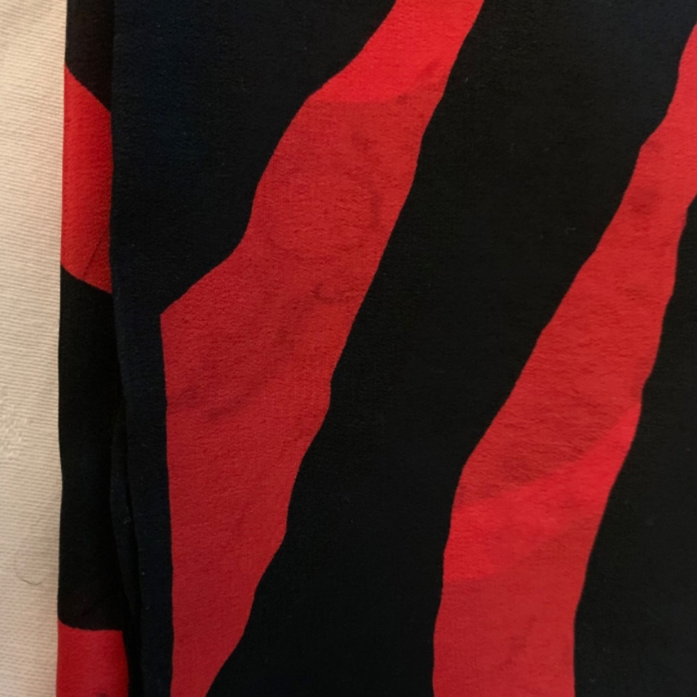 Vintage Red and Black Lion Silk Scarf by Anne Klein / Approx 31” Square / RARE - Picture 10 of 10